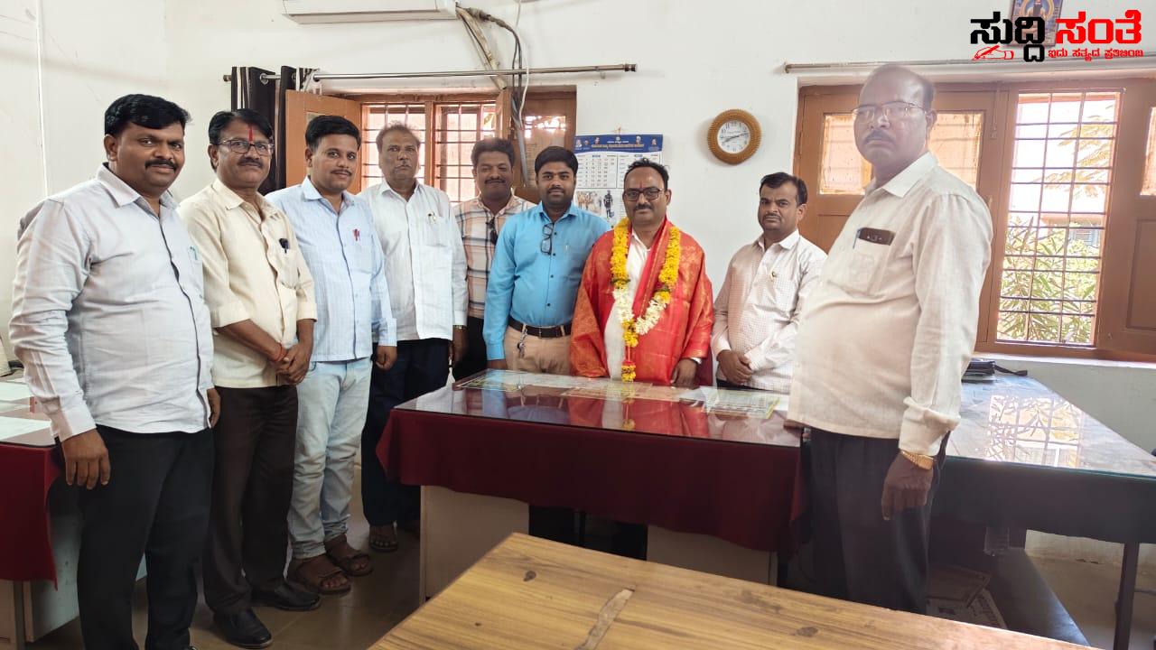 BEO ಕಚೇರಿಯಲ್ಲಿ ಅಧೀಕ್ಷಕರಾಗಿ ಅಧಿಕಾರ ವಹಿಸಿಕೊಂಡ – ಶಿಕ್ಷಕರ ಸಂಘದಿಂದ ಸ್ವಾಗತ ಸನ್ಮಾನ ಗೌರವ ಅಭಿನಂದನೆ….. BEO ಕಚೇರಿಯಲ್ಲಿ ಅಧೀಕ್ಷಕರಾಗಿ ಅಧಿಕಾರ ವಹಿಸಿಕೊಂಡ – ಶಿಕ್ಷಕರ ಸಂಘದಿಂದ ಸ್ವಾಗತ ಸನ್ಮಾನ ಗೌರವ ಅಭಿನಂದನೆ…..