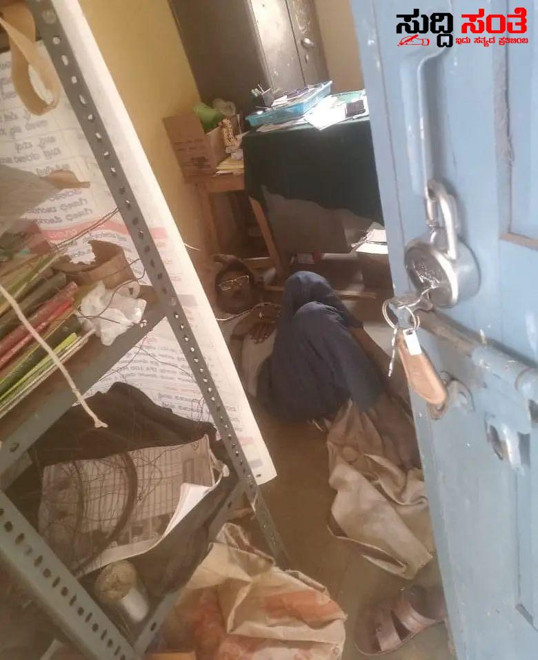 ಮುಖ್ಯಶಿಕ್ಷಕನ ಮೇಲೆ ಗಂಭೀರ ಆರೋಪ – ಪೊಟೊಗಳು ವೈರಲ್ ಹೀಗೆ ಮಾಡೊದಾ….. ಮುಖ್ಯಶಿಕ್ಷಕನ ಮೇಲೆ ಗಂಭೀರ ಆರೋಪ – ಪೊಟೊಗಳು ವೈರಲ್ ಹೀಗೆ ಮಾಡೊದಾ…..