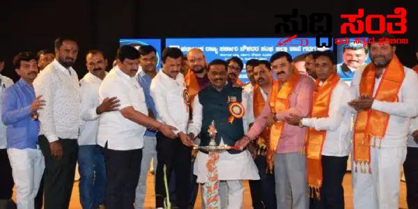 ರಾಜ್ಯದ ನೌಕರರಿಗೂ ಕೇಂದ್ರ ಮಾದರಿ ವೇತನ ಜಾರಿ ಆಗುವವರೆಗೂ ವಿಶ್ರಮಿಸುವುದಿಲ್ಲ ಷಡಾಕ್ಷರಿ ಘೋಷಣೆ – ರಾಜ್ಯದ ಸಮಸ್ತ ಸರ್ಕಾರಿ ನೌಕರರಿಗೆ ಆತ್ಮವಿಶ್ವಾಸ ತುಂಬಿದ ರಾಜ್ಯಾಧ್ಯಕ್ಷರ ಮಾತುಗಳು….. ರಾಜ್ಯದ ನೌಕರರಿಗೂ ಕೇಂದ್ರ ಮಾದರಿ ವೇತನ ಜಾರಿ ಆಗುವವರೆಗೂ ವಿಶ್ರಮಿಸುವುದಿಲ್ಲ ಷಡಾಕ್ಷರಿ ಘೋಷಣೆ – ರಾಜ್ಯದ ಸಮಸ್ತ ಸರ್ಕಾರಿ ನೌಕರರಿಗೆ ಆತ್ಮವಿಶ್ವಾಸ ತುಂಬಿದ ರಾಜ್ಯಾಧ್ಯಕ್ಷರ ಮಾತುಗಳು…..