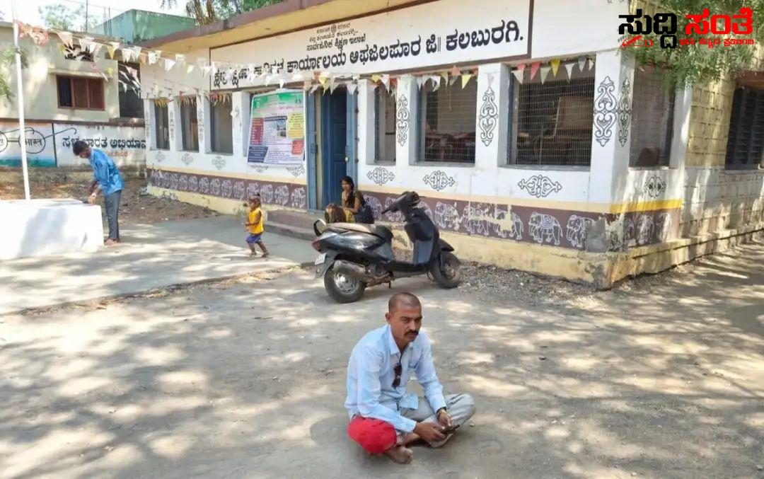 BEO ಕಚೇರಿ ಮುಂದೆ ಪ್ರತಿಭಟನೆ ಕುಳಿತ ಶಿಕ್ಷಕ – ಶಿಕ್ಷಕರ ಸಮಸ್ಯೆ ಆಲಿಸದ ಅಧಿಕಾರಿಗಳು….. BEO ಕಚೇರಿ ಮುಂದೆ ಪ್ರತಿಭಟನೆ ಕುಳಿತ ಶಿಕ್ಷಕ – ಶಿಕ್ಷಕರ ಸಮಸ್ಯೆ ಆಲಿಸದ ಅಧಿಕಾರಿಗಳು…..