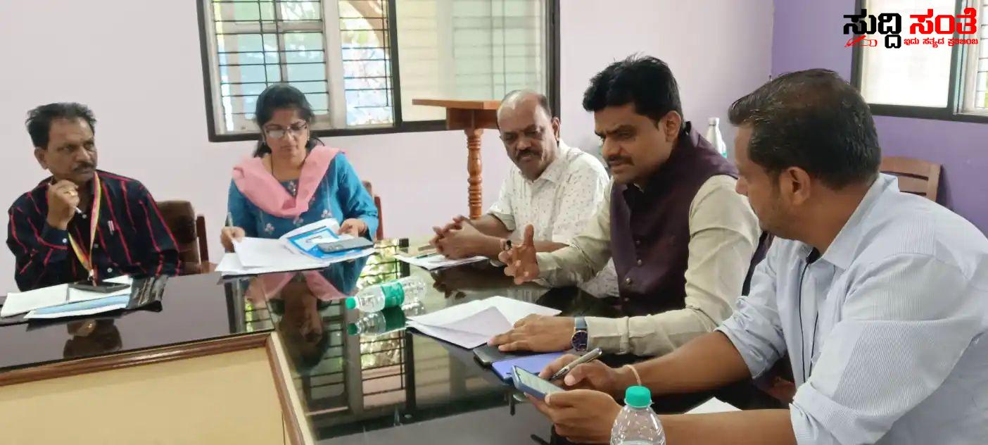 ಸಮರ್ಪಕವಾಗಿ ಕುಡಿಯುವ ನೀರಿವ ವ್ಯವಸ್ಥೆಗೆ ಸೂಚನೆ ನೀಡಿದ ಡಾ ಈಶ್ವರ ಉಳ್ಳಾಗಡ್ಡಿ – ಪ್ರಗತಿ ಪರಿಶೀಲನಾಹ ಸಭೆಯಲ್ಲಿ ಸೂಚನೆ ಸಮಸ್ಯೆ ಕಂಡು ಬಂದರೆ ಕೂಡಲೇ ಗಮನಕ್ಕೆ ತಗೆದುಕೊಂಡು ಬರಲು ಸೂಚನೆ….. ಸಮರ್ಪಕವಾಗಿ ಕುಡಿಯುವ ನೀರಿವ ವ್ಯವಸ್ಥೆಗೆ ಸೂಚನೆ ನೀಡಿದ ಡಾ ಈಶ್ವರ ಉಳ್ಳಾಗಡ್ಡಿ – ಪ್ರಗತಿ ಪರಿಶೀಲನಾಹ ಸಭೆಯಲ್ಲಿ ಸೂಚನೆ ಸಮಸ್ಯೆ ಕಂಡು ಬಂದರೆ ಕೂಡಲೇ ಗಮನಕ್ಕೆ ತಗೆದುಕೊಂಡು ಬರಲು ಸೂಚನೆ…..