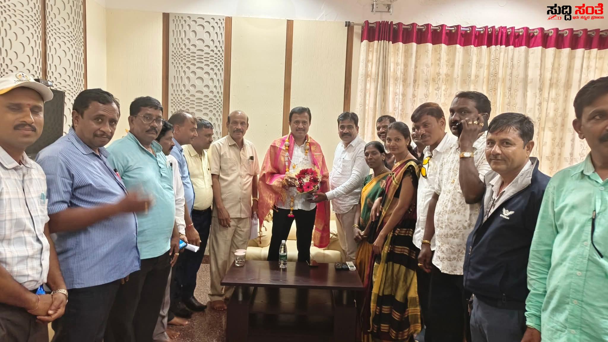 ಷಡಾಕ್ಷರಿ ಯವರನ್ನು ಭೇಟಿಯಾದ ಶಿಕ್ಷಕರ ನಿಯೋಗ – KSPSTA ಸಂಘಟನೆಯಿಂದ ಭೇಟಿ ಶಿಕ್ಷಕರ ಬೇಡಿಕೆಗಳ ಕುರಿತು ಮನವಿ….. ಷಡಾಕ್ಷರಿ ಯವರನ್ನು ಭೇಟಿಯಾದ ಶಿಕ್ಷಕರ ನಿಯೋಗ – KSPSTA ಸಂಘಟನೆಯಿಂದ ಭೇಟಿ ಶಿಕ್ಷಕರ ಬೇಡಿಕೆಗಳ ಕುರಿತು ಮನವಿ…..