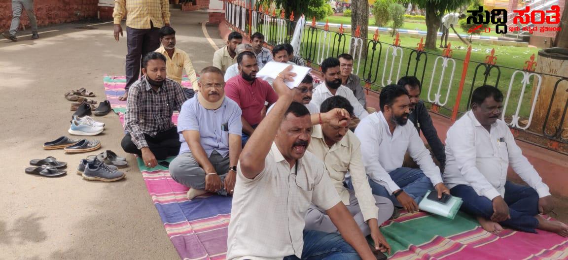 ಪಾಲಿಕೆಯ ಆಯುಕ್ತರ ವರ್ಗಾವಣೆಗೆ ಬೀದಿಗಿಳಿದ ಗುತ್ತಿಗೆದಾರರು – ಆಯುಕ್ತರ ದಿಢೀರ್ ವರ್ಗಾವಣೆಗೆ ಖಂಡನೆ ಹುಬ್ಬಳ್ಳಿಯಲ್ಲಿ ಪ್ರತಿಭಟನೆ ಕುಳಿತ ಗುತ್ತಿಗೆದಾರರು…..