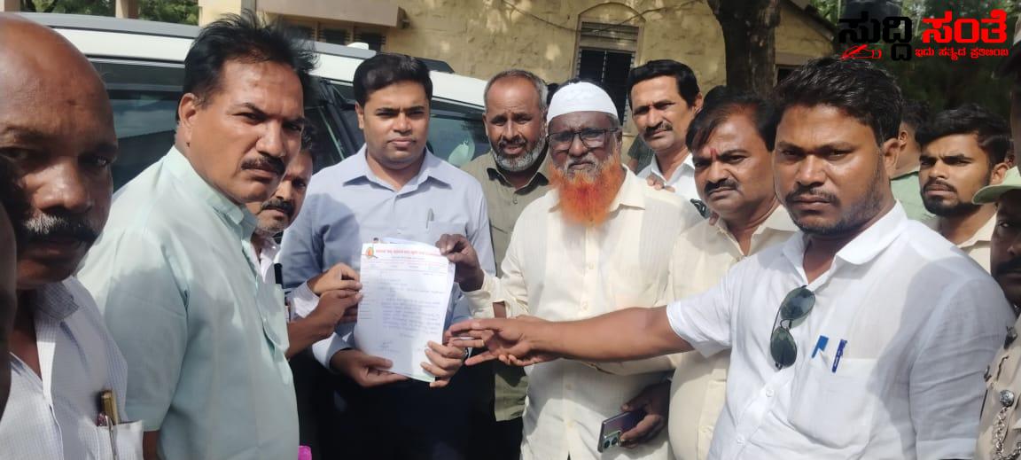 ಶಿಕ್ಷಕರನ್ನು ಮತಗಟ್ಟೆ ಅಧಿಕಾರಿಗಳೆಂದು ನಿಯೋಜಿಸಿದ ಆದೇಶ ಹಿಂಪಡೆಯಿರಿ ಶಿಕ್ಷಕರ ಮನವಿ – ಶಿಕ್ಷಕರನ್ನು ಮತಗಟ್ಟೆ ಅಧಿಕಾರಿಗಳೆಂದು ನಿಯೋಜಿಸಿದ ಆದೇಶ ಹಿಂಪಡೆಯಿರಿ ಶಿಕ್ಷಕರ ಮನವಿ –