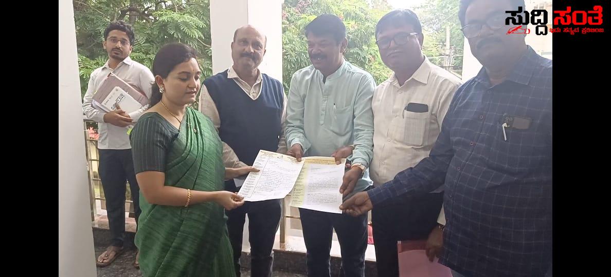 ಇ ಸ್ವತ್ತು ವಿಳಂಬಕ್ಕೆ ಜಿಲ್ಲಾಧಿಕಾರಿಗೆ ಮನವಿ ನೀಡಿದ ಸಿವಿಲ್ ಇಂಜನಿಯರ್ಸ್ ಸಂಘಟನೆ – ಸಾರ್ವಜನಿಕರ ಮೇಜರ್ ಸಮಸ್ಯೆಗೆ ಧ್ವನಿ ಎತ್ತಿದ ಪ್ರಶಾಂತ ಲೋಕಾಪೂರ ನೇತ್ರತ್ವದಲ್ಲಿ ಟೀಮ್….. ಇ ಸ್ವತ್ತು ವಿಳಂಬಕ್ಕೆ ಜಿಲ್ಲಾಧಿಕಾರಿಗೆ ಮನವಿ ನೀಡಿದ ಸಿವಿಲ್ ಇಂಜನಿಯರ್ಸ್ ಸಂಘಟನೆ – ಸಾರ್ವಜನಿಕರ ಮೇಜರ್ ಸಮಸ್ಯೆಗೆ ಧ್ವನಿ ಎತ್ತಿದ ಪ್ರಶಾಂತ ಲೋಕಾಪೂರ ನೇತ್ರತ್ವದಲ್ಲಿ ಟೀಮ್…..