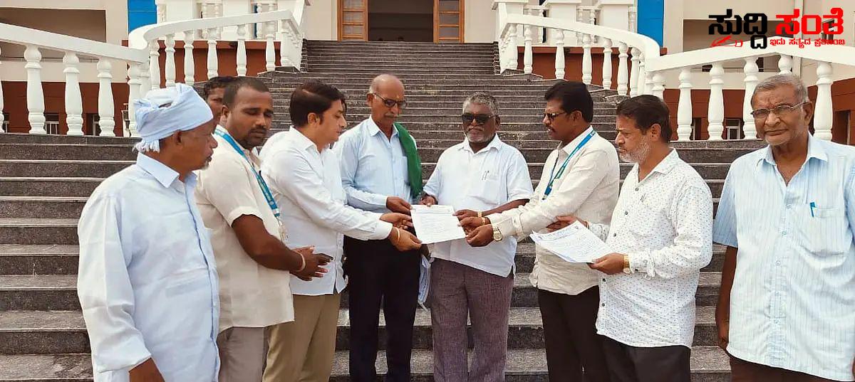 BEO ಕಚೇರಿ ಸ್ಥಳಾಂತರಕ್ಕೆ ಮನವಿ – ಜಿಲ್ಲಾಧಿಕಾರಿ ಕಚೇರಿ ಮುಂದೆ ಪ್ರತಿಭಟನೆ ಮನವಿ….. BEO ಕಚೇರಿ ಸ್ಥಳಾಂತರಕ್ಕೆ ಮನವಿ – ಜಿಲ್ಲಾಧಿಕಾರಿ ಕಚೇರಿ ಮುಂದೆ ಪ್ರತಿಭಟನೆ ಮನವಿ…..