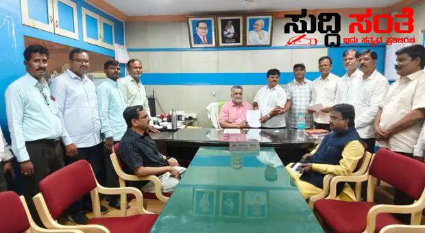 ಶನಿವಾರ ಶಾಲಾ ಅವಧಿ ಬದಲಾವಣೆ ಮಾಡಿ ಶಿಕ್ಷಕರ ಬೇಡಿಕೆ – ಉಪ ನಿರ್ದೇಶಕರಿಗೆ ಮನವಿ ನೀಡಿದ ಶಿಕ್ಷಕರ ನಿಯೋಗ….. ಶನಿವಾರ ಶಾಲಾ ಅವಧಿ ಬದಲಾವಣೆ ಮಾಡಿ ಶಿಕ್ಷಕರ ಬೇಡಿಕೆ – ಉಪ ನಿರ್ದೇಶಕರಿಗೆ ಮನವಿ ನೀಡಿದ ಶಿಕ್ಷಕರ ನಿಯೋಗ…..