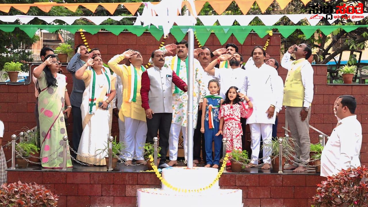 ಹುಬ್ಬಳ್ಳಿ ಧಾರವಾಡ ಮಹಾನಗರ ಪಾಲಿಕೆಯಲ್ಲೂ 79ನೇ ಸ್ವಾತಂತ್ರೋತ್ಸವ ಆಚರಣೆ – ಉಪಮೇಯರ್ ಸಂತೋಷ ಚೌವ್ಹಾನ್ ಗೆ ಸಾಥ್ ನೀಡಿದ ಶಂಕರಾನಂದ ಬನಶಂಕರಿ,ಅರವಿಂದ ಜಮಖಂಡಿ ಪಾಲಿಕೆಯ ಸದಸ್ಯರು ಸಿಬ್ಬಂದಿಗಳು…..