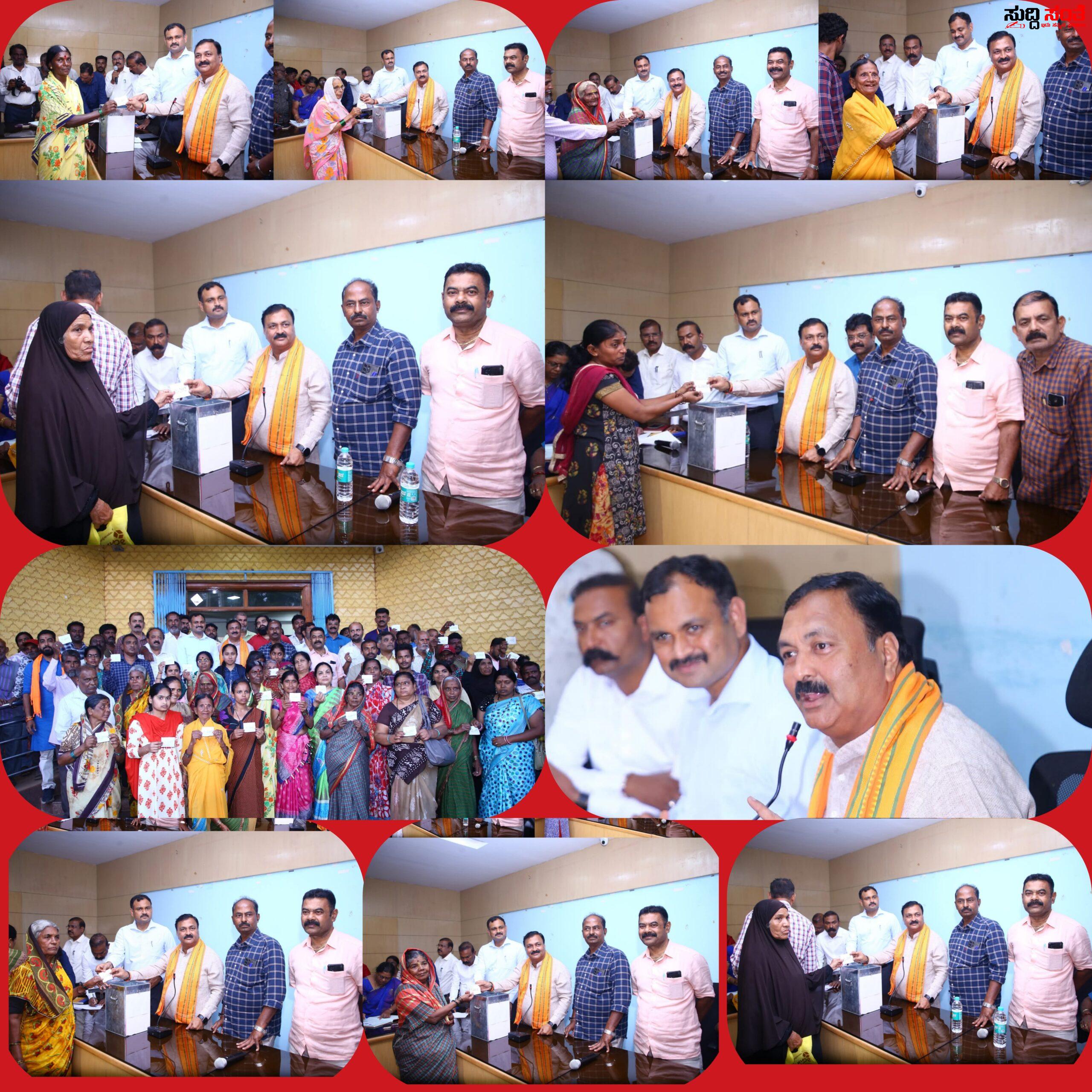 ಮನೆಗಳನ್ನು ಹಸ್ತಾಂತರ ಮಾಡಿದ ಶಾಸಕ ಮಹೇಶ್ ಟೆಂಗಿನಕಾಯಿ – ಕೊಟ್ಟ ಮಾತಿನಂತೆ ನಡೆದುಕೊಂಡ ಶಾಸಕರು…..ಆಯುಕ್ತ ಡಾ ರುದ್ರೇಶ ಘಾಳಿ ಉಪಸ್ಥಿತಿ…..