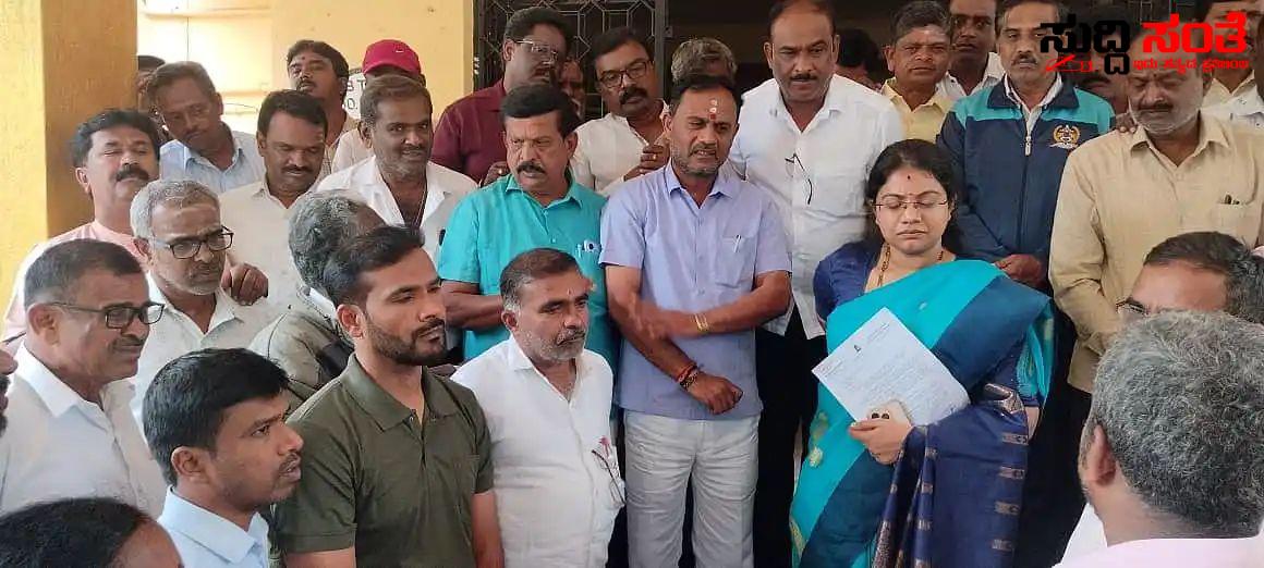 ಶಿಕ್ಷಕರ ಪ್ರತಿಭಟನೆ – BEO ಕಚೇರಿ ಮುಂದೆ ಪ್ರತಿಭಟನೆ ಮನವಿ ಸಲ್ಲಿಕೆ…..