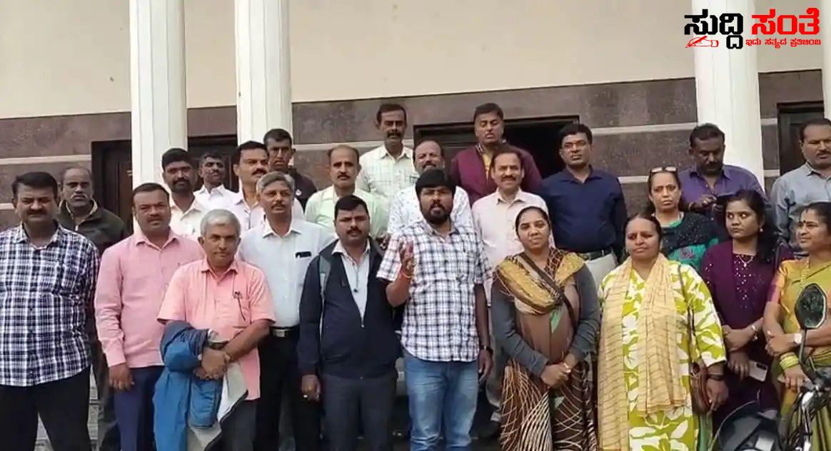 ಶಿಕ್ಷಕರ ಪ್ರತಿಭಟನೆ ಆಕ್ರೋಶ – ಸಮಸ್ಯೆ ಆಲಿಸದ ಅಧಿಕಾರಿಗಳು ಪರದಾಡುತ್ತಿದ್ದಾರೆ ಶಿಕ್ಷಕರು…..