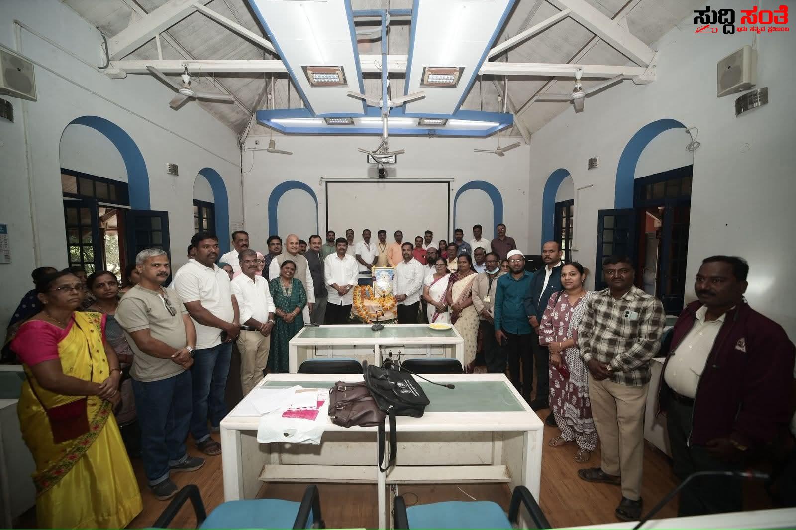 ಹುಬ್ಬಳ್ಳಿ ಧಾರವಾಡ ಮಹಾನಗರ ಪಾಲಿಕೆಯಿಂದ ಲಾಲ್ ಬಹದ್ದೂರ್ ಶಾಸ್ತ್ರಿ ಜಯಂತಿ ಆಚರಣೆ – ಉಪ ಮೇಯರ್ ಸಂತೋಷ ಚವ್ಹಾಣ್,ಆಯುಕ್ತ ಡಾ ರುದ್ರೇಶ ಘಾಳಿ ಅವರಿಂದ ಪುಷ್ಪಾರ್ಪಣೆ….. ಹುಬ್ಬಳ್ಳಿ ಧಾರವಾಡ ಮಹಾನಗರ ಪಾಲಿಕೆಯಿಂದ ಲಾಲ್ ಬಹದ್ದೂರ್ ಶಾಸ್ತ್ರಿ ಜಯಂತಿ ಆಚರಣೆ – ಉಪ ಮೇಯರ್ ಸಂತೋಷ ಚವ್ಹಾಣ್,ಆಯುಕ್ತ ಡಾ ರುದ್ರೇಶ ಘಾಳಿ ಅವರಿಂದ ಪುಷ್ಪಾರ್ಪಣೆ…..