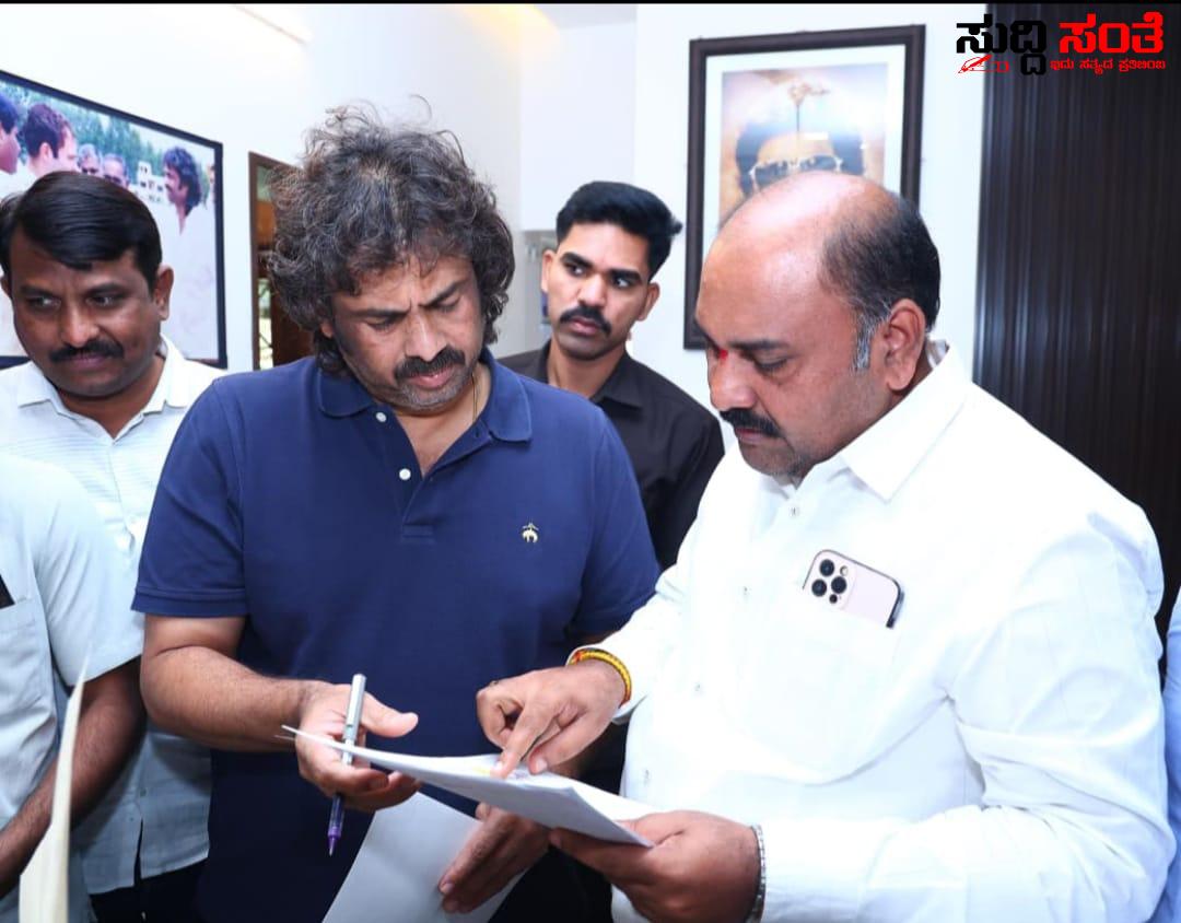 ಶಿಕ್ಷಣ ಸಚಿವರನ್ನು ಭೇಟಿಯಾದ KSPSTA ಅಧ್ಯಕ್ಷ ಚಂದ್ರಶೇಖರ ನುಗ್ಗಲಿ – ನಾಡಿನ ಸಮಸ್ತ ಶಿಕ್ಷಕರ ಪರವಾಗಿ ಹಲವು ಬೇಡಿಕೆಗಳ ಕುರಿತು ಚರ್ಚೆ….. ಶಿಕ್ಷಣ ಸಚಿವರನ್ನು ಭೇಟಿಯಾದ KSPSTA ಅಧ್ಯಕ್ಷ ಚಂದ್ರಶೇಖರ ನುಗ್ಗಲಿ – ನಾಡಿನ ಸಮಸ್ತ ಶಿಕ್ಷಕರ ಪರವಾಗಿ ಹಲವು ಬೇಡಿಕೆಗಳ ಕುರಿತು ಚರ್ಚೆ…..