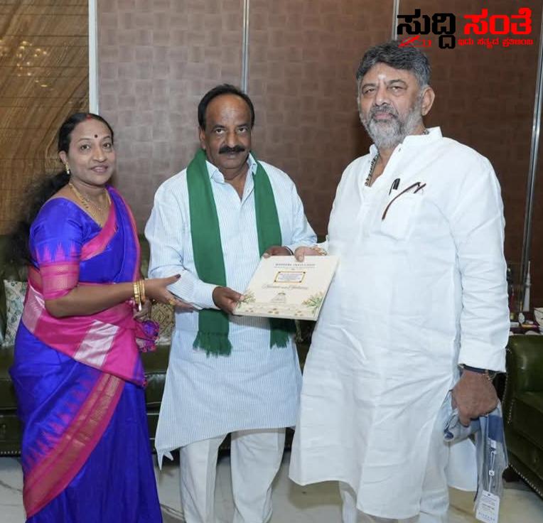 ಪುತ್ರನ ಮದುವೆಗೆ CM, DCM ಗೆ ಆಮಂತ್ರಣ ನೀಡಿದ ಶಾಸಕ ಎನ್ ಹೆಚ್ ಕೋನರಡ್ಡಿ – ಡಿಸೆಂಬರ್ 7 ರಂದು ನವಲಗುಂದ ದಲ್ಲಿ ಸಾಮೂಹಿಕ ವಿವಾಹದಲ್ಲಿ ಮದುವೆಯಾಗಲಿದ್ದಾರೆ ನವೀನ್….. ಪುತ್ರನ ಮದುವೆಗೆ CM, DCM ಗೆ ಆಮಂತ್ರಣ ನೀಡಿದ ಶಾಸಕ ಎನ್ ಹೆಚ್ ಕೋನರಡ್ಡಿ – ಡಿಸೆಂಬರ್ 7 ರಂದು ನವಲಗುಂದ ದಲ್ಲಿ ಸಾಮೂಹಿಕ ವಿವಾಹದಲ್ಲಿ ಮದುವೆಯಾಗಲಿದ್ದಾರೆ ನವೀನ್…..