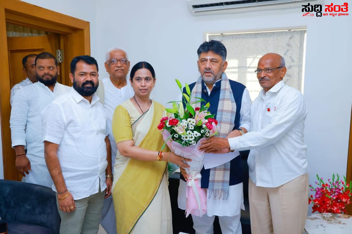 ಅಧಿವೇಶಕ್ಕೆ ಆಗಮಿಸಿದ ಉಪಮುಖ್ಯಮಂತ್ರಿಯವರನ್ನು ಬರಮಾಡಿಕೊಂಡ ವಿರೇಶ ಉಂಡಿ – ಸಚಿವೆ ಲಕ್ಷ್ಮೀ ಹೆಬ್ಬಾಳಕರ್ ಅವರೊಂದಿಗೆ ನಗರದಲ್ಲಿ ಸ್ವಾಗತ ಮಾಡಿಕೊಂಡ ವಿರೇಶ ಉಂಡಿ…..