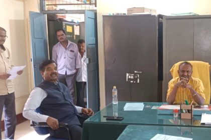 ಒಂದೇ ಹುದ್ದೆಗೆ ಇಬ್ಬರು ಅಧಿಕಾರಿಗಳು ಡಿಡಿಪಿಯು ಕಚೇರಿಯಲ್ಲಿ ಗುದ್ದಾಟ – ಶಿಕ್ಷಣ ಇಲಾಖೆಯ ಅಧಿಕಾರಿಗಳಿಬ್ಬರ ಗುದ್ದಾಟದ ನಡುವೆ ಕಣ್ಮುಚ್ಚಿ ಕುಳಿತ ಸರ್ಕಾರ