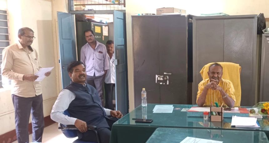 ಒಂದೇ ಹುದ್ದೆಗೆ ಇಬ್ಬರು ಅಧಿಕಾರಿಗಳು ಡಿಡಿಪಿಯು ಕಚೇರಿಯಲ್ಲಿ ಗುದ್ದಾಟ – ಶಿಕ್ಷಣ ಇಲಾಖೆಯ ಅಧಿಕಾರಿಗಳಿಬ್ಬರ ಗುದ್ದಾಟದ ನಡುವೆ ಕಣ್ಮುಚ್ಚಿ ಕುಳಿತ ಸರ್ಕಾರ