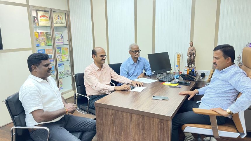 ಸರ್ಕಾರಿ ನೌಕರರಿಗೆ ನಗದು ರಹಿತ ಚಿಕಿತ್ಸೆ ಕುರಿತು ಷಡಾಕ್ಷರಿ ಅವರ ಸಭೆ ಶೀಘ್ರದಲ್ಲೇ ಯೋಜನೆ ಆರಂಭದ ಭರವಸೆ