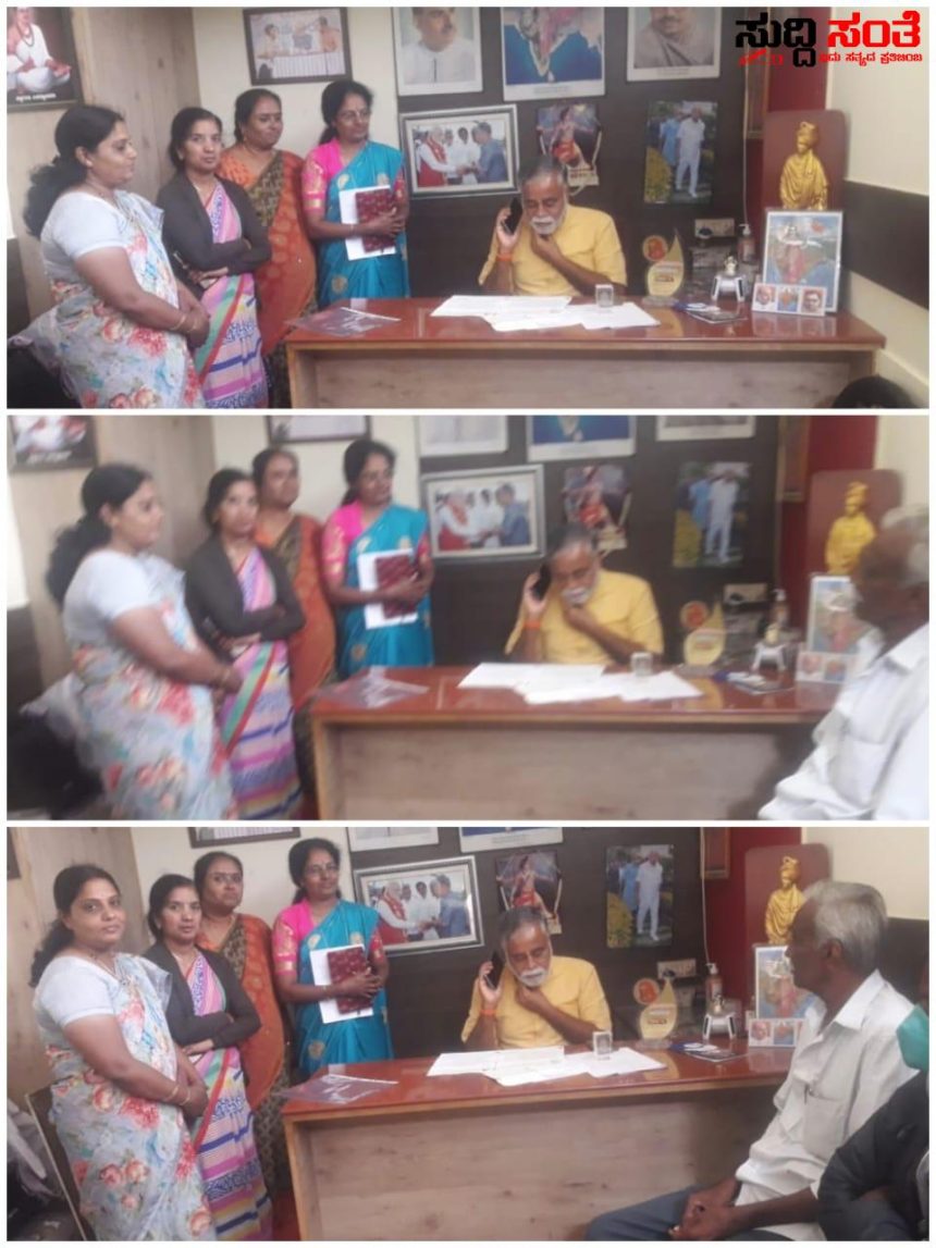 ದಸರಾ ರಜೆ ವಿಸ್ತರಣೆ ಮಾಡಿ ಸಾವಿತ್ರಿ ಬಾಯಿಫುಲೆ ಶಿಕ್ಷಕಿಯರ ಸಂಘ ಒತ್ತಾಯ – ರಾಜ್ಯಾಧ್ಯಕ್ಷರಾದ ಡಾ ಲತಾ ಎಸ್ ಮುಳ್ಳೂರ ನೇತ್ರತ್ವದಲ್ಲಿ ಶಿಕ್ಷಣ ಸಚಿವರಿಗೆ ಮನವಿ ದಸರಾ ರಜೆ ವಿಸ್ತರಣೆ ಮಾಡಿ ಸಾವಿತ್ರಿ ಬಾಯಿಫುಲೆ ಶಿಕ್ಷಕಿಯರ ಸಂಘ ಒತ್ತಾಯ – ರಾಜ್ಯಾಧ್ಯಕ್ಷರಾದ ಡಾ ಲತಾ ಎಸ್ ಮುಳ್ಳೂರ ನೇತ್ರತ್ವದಲ್ಲಿ ಶಿಕ್ಷಣ ಸಚಿವರಿಗೆ ಮನವಿ