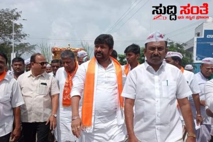 ಮೀಸಲಾತಿ ಹೋರಾಟದಲ್ಲಿ ಪಾಲ್ಗೊಂಡ ಮಾಜಿ ಸಚಿವ ವಿನಯ ಕುಲಕರ್ಣಿ – ಬಿಜೆಪಿ ನಾಯಕರು ಮಠಾಧೀಶರೊಂದಿಗೆ ಚಳುವಳಿಯಲ್ಲಿ ಪಾಲ್ಗೊಂಡು ಮೀಸಲಾತಿಗಾಗಿ ಧ್ವನಿ ಎತ್ತಿದ ಜನನಾಯಕ