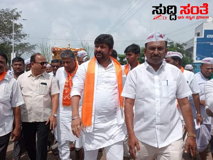 ಮೀಸಲಾತಿ ಹೋರಾಟದಲ್ಲಿ ಪಾಲ್ಗೊಂಡ ಮಾಜಿ ಸಚಿವ ವಿನಯ ಕುಲಕರ್ಣಿ – ಬಿಜೆಪಿ ನಾಯಕರು ಮಠಾಧೀಶರೊಂದಿಗೆ ಚಳುವಳಿಯಲ್ಲಿ ಪಾಲ್ಗೊಂಡು ಮೀಸಲಾತಿಗಾಗಿ ಧ್ವನಿ ಎತ್ತಿದ ಜನನಾಯಕ