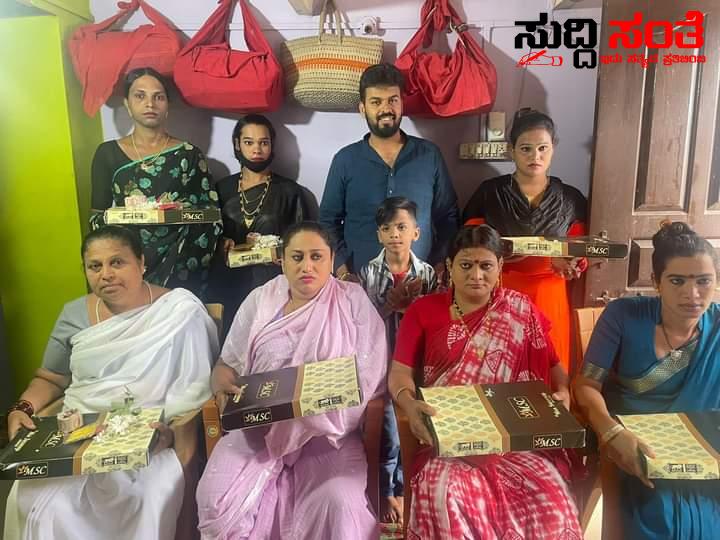 ದೀಪಾವಳಿ ಹಬ್ಬದಲ್ಲಿ ಮಂಗಳಮುಖಿಯರಿಗೆ ಬೆಳಕಾದ ಯುವ ಮುಖಂಡ ರಜತ್ ಉಳ್ಳಾಗಡ್ಡಿಮಠ – ಹಬ್ಬದಲ್ಲಿ ಸೀರೆ,ಅರಿಶಿನ ಕುಂಕುಮ ನೀಡಿ ಮಂಗಳಮುಖಿಯರ ಆಶೀರ್ವಾದ ಪಡೆದುಕೊಂಡ ಯುವ ನಾಯಕ ದೀಪಾವಳಿ ಹಬ್ಬದಲ್ಲಿ ಮಂಗಳಮುಖಿಯರಿಗೆ ಬೆಳಕಾದ ಯುವ ಮುಖಂಡ ರಜತ್ ಉಳ್ಳಾಗಡ್ಡಿಮಠ – ಹಬ್ಬದಲ್ಲಿ ಸೀರೆ,ಅರಿಶಿನ ಕುಂಕುಮ ನೀಡಿ ಮಂಗಳಮುಖಿಯರ ಆಶೀರ್ವಾದ ಪಡೆದುಕೊಂಡ ಯುವ ನಾಯಕ