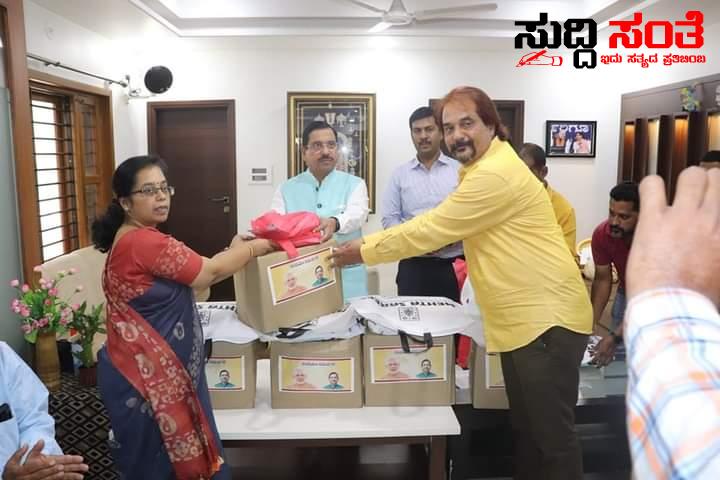 ದೀಪಾವಳಿ ಹಬ್ಬದಂದು ದೇಶವೆ ಮೆಚ್ಚುವ ಕಾರ್ಯ ಮಾಡಿ ಹೊಸದೊಂದು ಮುನ್ನುಡಿ ಬರೆದರು ಕೇಂದ್ರ ಸಚಿವ ಪ್ರಹ್ಲಾದ್ ಜೋಶಿ – ಪ್ರಧಾನ ಮಂತ್ರಿ ಕರೆ ಕೊಟ್ಟ ಕ್ಷಯ ಮುಕ್ತ ಭಾರತ ಅಭಿಯಾನಕ್ಕೆ ಕೈಜೋಡಿಸಿ ದತ್ತು ತಗೆದುಕೊಂಡ ರೋಗಿಗಳಿಗೆ ದೀಪಾವಳಿ ಹಬ್ಬದಲ್ಲಿ ಬೆಳಕಾಗಿ ದೇಶದ ರಾಜಕಾರಣಿಗಳಿಗೆ ಮಾದರಿಯಾದರು ಪ್ರಹ್ಲಾದ್ ಜೋಶಿಯವರು