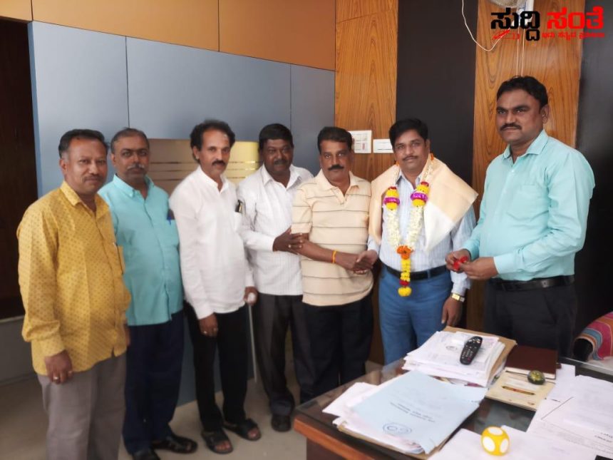 ಅಕ್ಷರ ದಾಸೋಹ ಅಧಿಕಾರಿ ನೂಲಿನ ರವರಿಗೆ ಸನ್ಮಾನ ಪ್ರಾಥಮಿಕ ಶಾಲಾ ಮುಖ್ಯ ಶಿಕ್ಷಕರ ಸಂಘದ ಪರವಾಗಿ ಗೌರವ