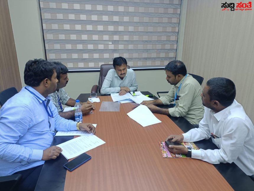 ರಾಜ್ಯದ ಸರ್ಕಾರಿ ನೌಕರರ ಮತ್ತೊಂದು ಹೋರಾಟಕ್ಕೆ ಬೆಂಬಲ ನೀಡಿದ ಷಡಾಕ್ಷರಿ ಅವರು ಸರ್ಕಾರಿ ನೌಕರರ ಮತ್ತೊಂದು ಬೇಡಿಕೆ ಗಳ ಕುರಿತು ಹೋರಾಟಕ್ಕಿಳಿಯಲಿರುವ ಷಡಾಕ್ಷರಿ ಅವರು