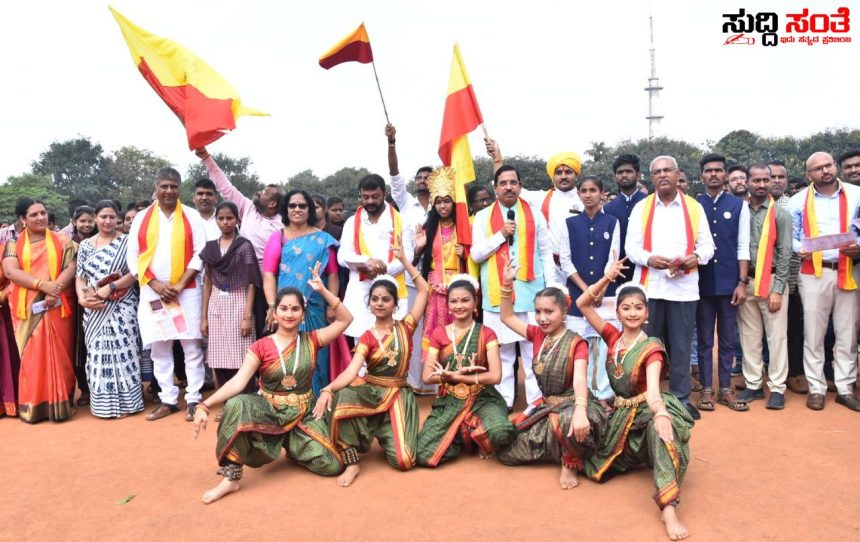 ಧಾರವಾಡದ ಕೆಸಿಡಿ ಮೈದಾನದಲ್ಲಿ ಕೋಟಿ ಕಂಠ ಗಾಯನ ಕಾರ್ಯಕ್ರಮ – ಕೇಂದ್ರ ಸಚಿವ ಪ್ರಹ್ಲಾದ್ ಜೋಶಿ ಅವರಿಗೆ ಸಾಥ್ ನೀಡಿದ ಸಚಿವ ಆಚಾರ ಹಾಲಪ್ಪ ಶಾಸಕರು ಸೇರಿದಂತೆ ಹಲವರು ಸಾಥ್