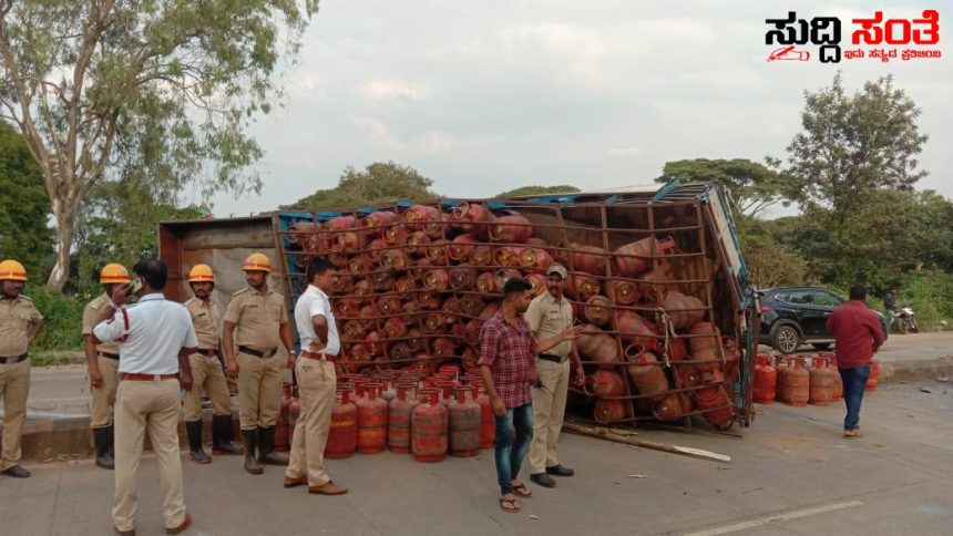 ಧಾರವಾಡ ದಲ್ಲಿ ಸಿಲಿಂಡರ್ ಲಾರಿ ಪಲ್ಟಿ ತಪ್ಪಿತು ದೊಡ್ಡ ಅನಾಹುತ – ಸ್ಥಳದಲ್ಲಿ ಸಂಚಾರಿ ಪೊಲೀಸರು
