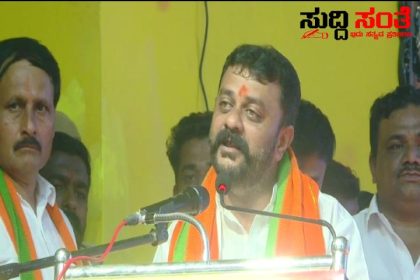 ಎಲ್ಲೋ ಕುಳಿತು ವಿಡಿಯೋ ಮಾಡಿ ಬರತೇನಿ ಬರತೇನಿ ಅನ್ನೊದು ಯಾಕೇ ಬಾರೋ ನಿನ್ನ ದಾರಿ ಕಾಯತಾ ಇದ್ದೇವಿ ಶಾಸಕ ಅಮೃತ ದೇಸಾಯಿ – ಮಾಜಿ ಸಚಿವ ವಿನಯ ಕುಲಕರ್ಣಿಗೆ ನೇರವಾಗಿ ಸವಾಲ್ ಹಾಕಿದ ಧಣಿ