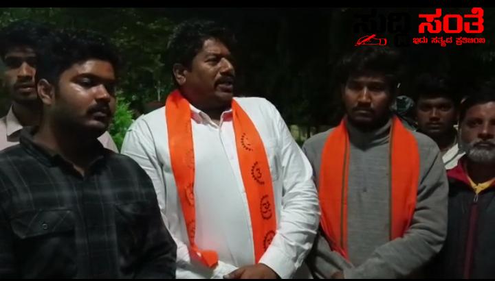 ನಟ ಚೇತನ್ ವಿರುದ್ದ ಧಾರವಾಡದಲ್ಲಿ ಸಿಡಿದೆದ್ದ ಹಿಂದೂ ಜಾಗರಣಾ ವೇದಿಕೆ – ಪ್ರತಿಭಟನೆ ಉಪನಗರ ಪೊಲೀಸ್ ಠಾಣೆಯಲ್ಲಿ ದೂರು ದಾಖಲು ನಟ ಚೇತನ್ ವಿರುದ್ದ ಧಾರವಾಡದಲ್ಲಿ ಸಿಡಿದೆದ್ದ ಹಿಂದೂ ಜಾಗರಣಾ ವೇದಿಕೆ – ಪ್ರತಿಭಟನೆ ಉಪನಗರ ಪೊಲೀಸ್ ಠಾಣೆಯಲ್ಲಿ ದೂರು ದಾಖಲು