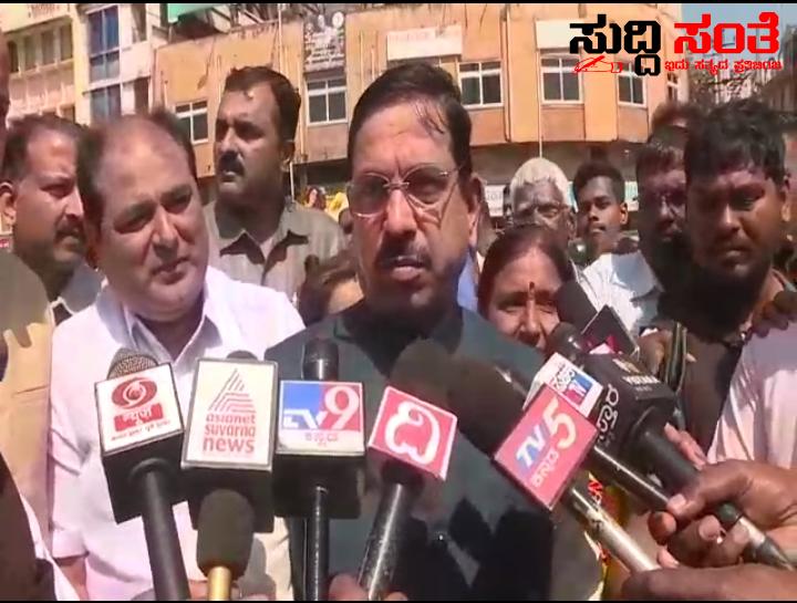 ದೀಪಾವಳಿಯ ನಂತರ ರಾಜ್ಯದಲ್ಲಿ ಸಚಿವ ಸಂಪುಟ ವಿಸ್ತರಣೆ ಸುಳಿವು ನೀಡಿದ ಕೇಂದ್ರ ಸಚಿವ ಪ್ರಹ್ಲಾದ್ ಜೋಶಿ – ಪಕ್ಷದ ಶಾಸಕ ಆನಂದ ಮಾಮನಿ ನಿಧನಕ್ಕೆ ಸಂತಾಪ ಸೂಚಿಸಿ ರಾಹುಲ್ ಗಾಂಧಿ ವಿರುದ್ದ ವಾಗ್ದಾಳಿ ನಡೆಸಿ ಭಾರತ ಕ್ರಿಕೇಟ್ ತಂಡಕ್ಕೆ ಶುಭ ಹಾರೈಸಿದ ಕೇಂದ್ರ ಸಚಿವರು