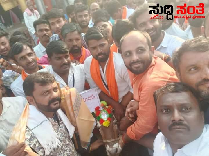 ಶಾಸಕ ಅಮೃತ ದೇಸಾಯಿ ಅವರಿಗೆ ಹುಟ್ಟುಹಬ್ಬಕ್ಕೆ ವಿಜಯಲಕ್ಷ್ಮೀಯನ್ನು ನೀಡಿದ BJP ಯುವ ಮೋರ್ಚಾ – ಶಾಸಕರಿಗೆ ವಿಶೇಷವಾದ ಗೋ ವನ್ನು ನೀಡಿ 2023 ಚುನಾವಣೆಯಲ್ಲಿ ವಿಜಯಲಕ್ಷ್ಮೀ ಸಿಗಲೆಂದು ಹಾರೈಸಿದ ಶಂಕರ ಕೋಮಾರದೇಸಾಯಿ ಮತ್ತು ಟೀಮ್