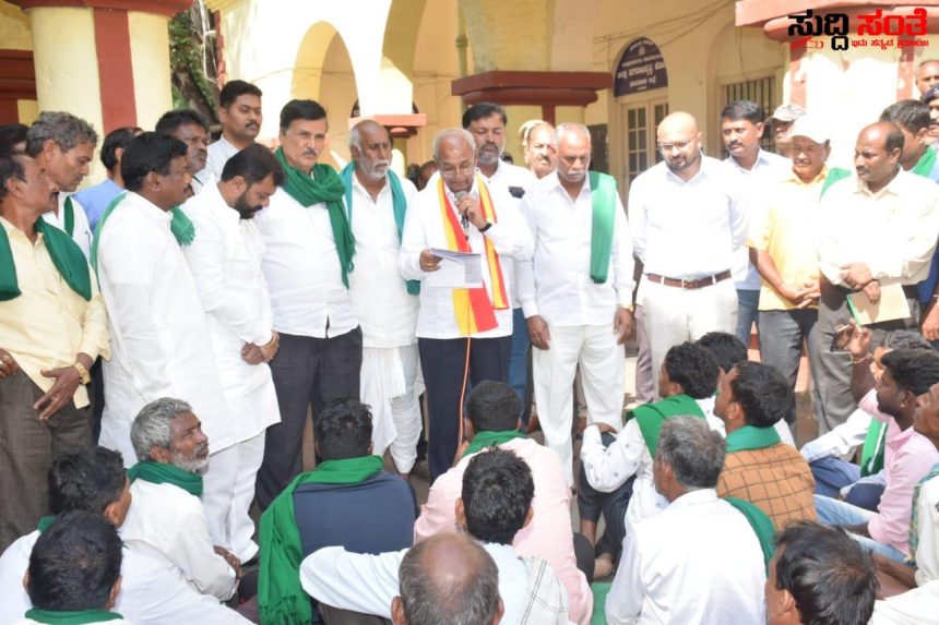 ಧರಣಿ ನಿರತ ಕಬ್ಬು ಬೆಳೆಗಾರರನ್ನು ಭೇಟಿ ಮಾಡಿ ಮನವಿ ಸ್ವೀಕರಿಸಿದ ಸಚಿವ ಆಚಾರ ಹಾಲಪ್ಪ,ಶಾಸಕ ಅಮೃತ ದೇಸಾಯಿ ಸಾಥ್ ಧರಣಿ ನಿರತ ಕಬ್ಬು ಬೆಳೆಗಾರರನ್ನು ಭೇಟಿ ಮಾಡಿ ಮನವಿ ಸ್ವೀಕರಿಸಿದ ಸಚಿವ ಆಚಾರ ಹಾಲಪ್ಪ,ಶಾಸಕ ಅಮೃತ ದೇಸಾಯಿ ಸಾಥ್