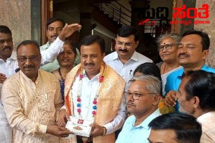 ಸರ್ಕಾರಿ ನೌಕರರ ಸಂಘದ ರಾಜ್ಯಾಧ್ಯಕ್ಷರಿಗೆ ಧಾರವಾಡದಲ್ಲಿ ಆತ್ಮೀಯ ಸನ್ಮಾನ ಗೌರವ – ಗುರು ತಿಗಡಿ ನೇತ್ರತ್ವದಲ್ಲಿ ನಿಯೋಗ ಭೇಟಿ ಶಿಕ್ಷಕರ ಸರ್ಕಾರಿ ನೌಕರರ ಸಮಸ್ಯೆಗಳ ಕುರಿತಂತೆ ಚರ್ಚೆ