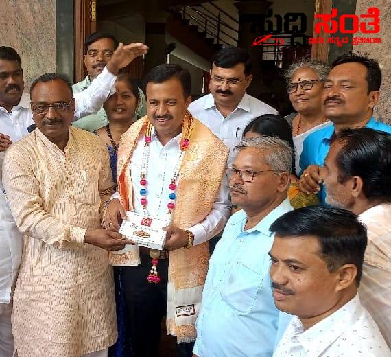 ಸರ್ಕಾರಿ ನೌಕರರ ಸಂಘದ ರಾಜ್ಯಾಧ್ಯಕ್ಷರಿಗೆ ಧಾರವಾಡದಲ್ಲಿ ಆತ್ಮೀಯ ಸನ್ಮಾನ ಗೌರವ – ಗುರು ತಿಗಡಿ ನೇತ್ರತ್ವದಲ್ಲಿ ನಿಯೋಗ ಭೇಟಿ ಶಿಕ್ಷಕರ ಸರ್ಕಾರಿ ನೌಕರರ ಸಮಸ್ಯೆಗಳ ಕುರಿತಂತೆ ಚರ್ಚೆ