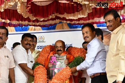 ಸಮಸ್ತ ಸರ್ಕಾರಿ ನೌಕರರ ಪರವಾಗಿ CM ಗೆ ಗೌರವ ಸನ್ಮಾನ ಅಭಿನಂದನೆಗಳ ಸಲ್ಲಿಕೆ ಷಡಾಕ್ಷರಿ ಅವರಿಗೆ ಸಾಥ್ ನೀಡಿದರು ರಾಜ್ಯದ ತಾಲ್ಲೂಕು ಜಿಲ್ಲಾ ಘಟಕ ಗಳ ನ ನೌಕರರ ಬಂಧುಗಳು