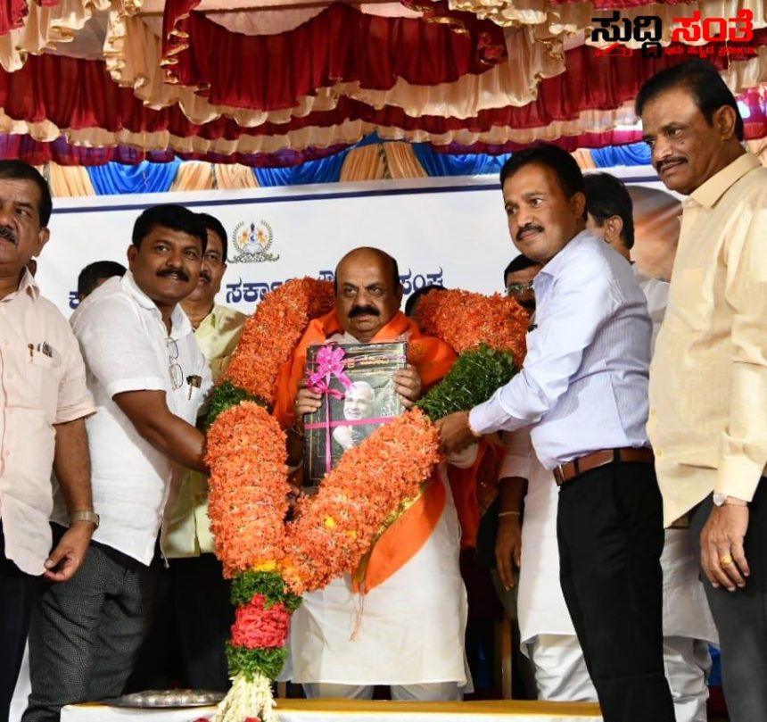 ಸಮಸ್ತ ಸರ್ಕಾರಿ ನೌಕರರ ಪರವಾಗಿ CM ಗೆ ಗೌರವ ಸನ್ಮಾನ ಅಭಿನಂದನೆಗಳ ಸಲ್ಲಿಕೆ ಷಡಾಕ್ಷರಿ ಅವರಿಗೆ ಸಾಥ್ ನೀಡಿದರು ರಾಜ್ಯದ ತಾಲ್ಲೂಕು ಜಿಲ್ಲಾ ಘಟಕ ಗಳ ನ ನೌಕರರ ಬಂಧುಗಳು ಸಮಸ್ತ ಸರ್ಕಾರಿ ನೌಕರರ ಪರವಾಗಿ CM ಗೆ ಗೌರವ ಸನ್ಮಾನ ಅಭಿನಂದನೆಗಳ ಸಲ್ಲಿಕೆ ಷಡಾಕ್ಷರಿ ಅವರಿಗೆ ಸಾಥ್ ನೀಡಿದರು ರಾಜ್ಯದ ತಾಲ್ಲೂಕು ಜಿಲ್ಲಾ ಘಟಕ ಗಳ ನ ನೌಕರರ ಬಂಧುಗಳು