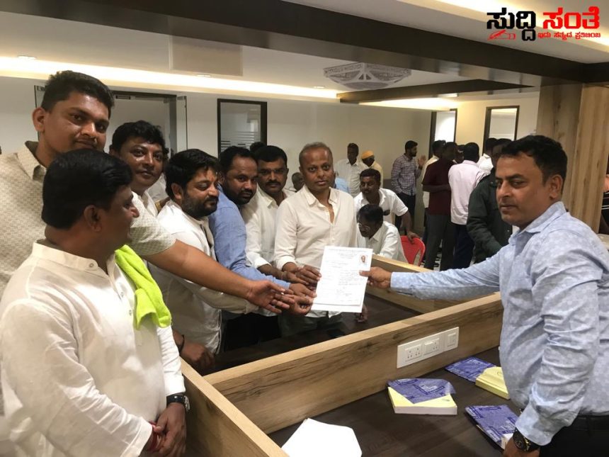 ಕಲಘಟಗಿ ವಿಧಾನ ಸಭಾ ಕ್ಷೇತ್ರದ ಕಾಂಗ್ರೆಸ್ ಪಕ್ಷದ ಅಭ್ಯರ್ಥಿಗೆ ಅರ್ಜಿ ಸಲ್ಲಿಸಿದ ನಾಗರಾಜ್ ಛಬ್ಬಿ – ಪಕ್ಷದ ಕಚೇರಿಯಲ್ಲಿ  ಟಿಕೆಟ್ ಗಾಗಿ ಅರ್ಜಿ ಸಲ್ಲಿಸಿದ ನಾಗರಾಜ್ ಛಬ್ಬಿ