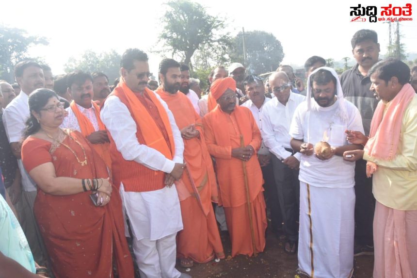 ಆರಂಭಗೊಂಡಿತು ಶಾಸಕ ಅಮೃತ ದೇಸಾಯಿ ಅವರ 6ನೇ ವರ್ಷದ ಪಾದಯಾತ್ರೆ – ಶಾಸಕ ಬಸನಗೌಡ ಪಾಟೀಲ ಯತ್ನಾಳ್ ಸೇರಿದಂತೆ ಮಠಾಧೀಶರಿಂದ ಪಾದಯಾತ್ರೆ ಗೆ ಚಾಲನೆ ಗರಗ ಮಠದಿಂದ ಹೊರಟಿತು ಯಾತ್ರೆ