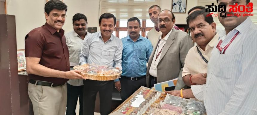 7ನೇ ವೇತನ ಆಯೋಗಕ್ಕೆ ಸಹಕಾರ ನೀಡಿದ ಅಧಿಕಾರಿ ಗಳನ್ನು ಭೇಟಿಯಾದ ರಾಜ್ಯ ಸರ್ಕಾರಿ ನೌಕರರ ಟೀಮ್ – ಷಡಾಕ್ಷರಿ ಅವರ ನೇತೃತ್ವದಲ್ಲಿ ಭೇಟಿಯಾಗಿ ಅಧಿಕಾರಿಗಳಿಗೆ ಅಭಿನಂದನೆ ಸಲ್ಲಿಕೆ