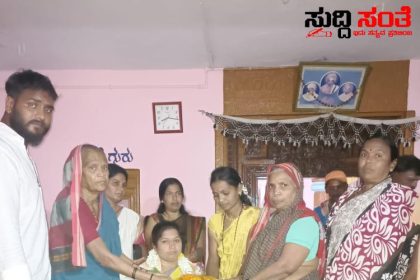 ಪತಿ ನಾಗರಾಜ ಛಬ್ಬಿ ಪರವಾಗಿ ಅಖಾಡಕ್ಕಿಳಿದ ಪತ್ನಿ ಜ್ಯೋತಿ ನಾಗರಾಜ ಛಬ್ಬಿ – ಕಲಘಟಗಿ ಕ್ಷೇತ್ರದ ಹಲವು ಗ್ರಾಮಗಳಲ್ಲಿ ಮಿಂಚಿನ ಸಂಚಾರ ಮನೆ ಮನೆಗೂ ತೆರಳಿ ಕುಕ್ಕರ್ ವಿತರಣೆ ಹೋದಲ್ಲೇಲ್ಲ ಕಂಡು ಬರುತ್ತಿದೆ ಅಪಾರ ಜನ ಬೆಂಬಲ