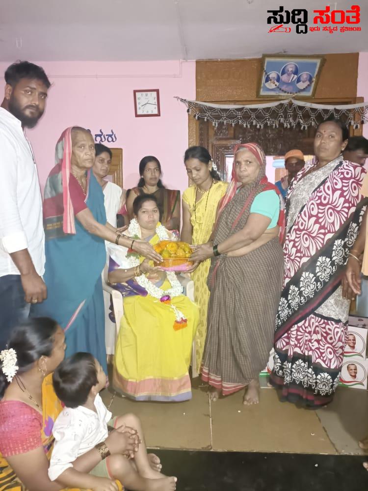 ಪತಿ ನಾಗರಾಜ ಛಬ್ಬಿ ಪರವಾಗಿ ಅಖಾಡಕ್ಕಿಳಿದ ಪತ್ನಿ ಜ್ಯೋತಿ ನಾಗರಾಜ ಛಬ್ಬಿ – ಕಲಘಟಗಿ ಕ್ಷೇತ್ರದ ಹಲವು ಗ್ರಾಮಗಳಲ್ಲಿ ಮಿಂಚಿನ ಸಂಚಾರ ಮನೆ ಮನೆಗೂ ತೆರಳಿ ಕುಕ್ಕರ್ ವಿತರಣೆ ಹೋದಲ್ಲೇಲ್ಲ ಕಂಡು ಬರುತ್ತಿದೆ ಅಪಾರ ಜನ ಬೆಂಬಲ