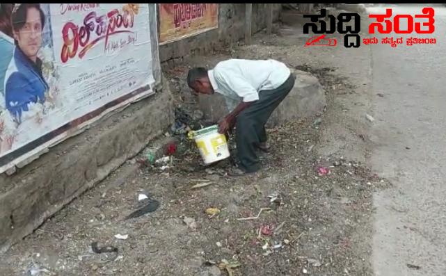 ರಸ್ತೆ ಪಕ್ಕದಲ್ಲಿ ಕಸ ಹಾಕಿವರಿಂದ ಕಸ ತುಂಬಿಸಿ ಸಾಮಾಜಿಕ ಜವಾಬ್ದಾರಿ ತೋರಿಸಿಕೊಟ್ಟ ಸಾರ್ವಜನಿಕರು – ಬೆಳ್ಳಂ ಬೆಳಿಗ್ಗೆ ರಸ್ತೆ ಬದಿ ಹಾಕಿದವರಿಗೆ ಕ್ಲಾಸ್ ತಗೆದುಕೊಂಡಿದ್ದು ಹೇಗೆ ನೋಡಿ…..