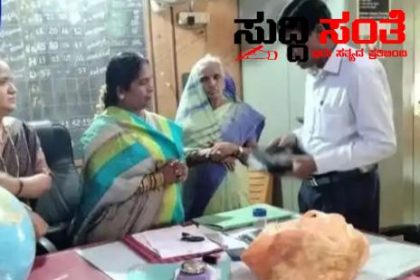 ಮುಖ್ಯಶಿಕ್ಷಕಿ ಯಿಂದ ಶಾಲೆಯಲ್ಲಿ ಎಡವಟ್ಟು  ಸಾಕಷ್ಟು ಚರ್ಚೆ ಯ ನಡುವೆ ವೈರಲ್ ಆಗಿದೆ ಪೊಟೊ ಕ್ರಮವನ್ನು ಕೈಗೊಳ್ಳುವಂತೆ ಒತ್ತಾಯ