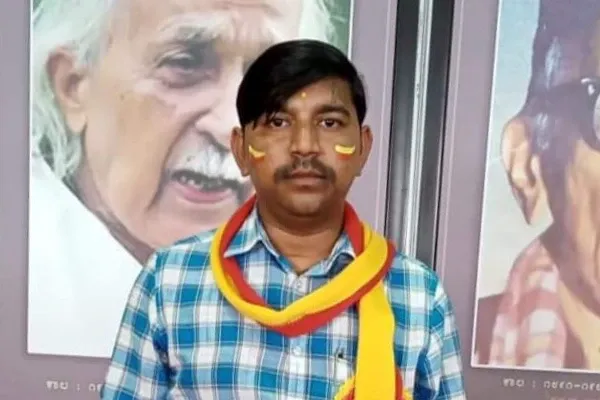 ಶಿಕ್ಷಕ ಬಂಧನ – ಬೆಳ್ಳಂ ಬೆಳಿಗ್ಗೆ ಪೊಲೀಸರ ಕಾರ್ಯಾಚರಣೆ ಶಿಕ್ಷಕ ಪಾಲೇಶ ರನ್ನು ವಶಕ್ಕೆ ತಗೆದುಕೊಂಡ ಪೊಲೀಸರು