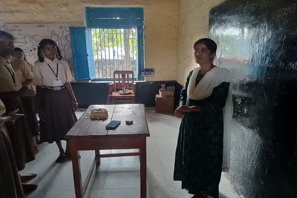 ಅಮಾನತು ಆಗುವ ಆತಂಕದಲ್ಲಿ ಶಿಕ್ಷಕಿ – BEO ಗೆ ಮನವಿ ಮಾಡಿದ SDMC ಸದಸ್ಯರು ಶಿಕ್ಷಕಿ ಪರವಾಗಿ ಧ್ವನಿ ಎತ್ತದ ಯಾರೊಬ್ಬರು ಅಮಾನತು ಆಗುವ ಆತಂಕದಲ್ಲಿ ಶಿಕ್ಷಕಿ – BEO ಗೆ ಮನವಿ ಮಾಡಿದ SDMC ಸದಸ್ಯರು ಶಿಕ್ಷಕಿ ಪರವಾಗಿ ಧ್ವನಿ ಎತ್ತದ ಯಾರೊಬ್ಬರು