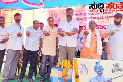 ವೀರ ಕೇಸರಿ ಅಮಟೂರು ಬಾಳಪ್ಪನವರ ಪುಣ್ಯಸ್ಮರಣೆ ಕಾರ್ಯಕ್ರಮ ದಲ್ಲಿ ಪಾಲ್ಗೊಂಡ ವಿಶ್ವಾಸ್ ವೈದ್ಯ – ಭಾವಚಿತ್ರ ಗೆ ಪುಷ್ಪಾರ್ಪಣೆ ಮಾಡಿ ಕಾರ್ಯಕ್ರಮದಲ್ಲಿ ಪಾಲ್ಗೊಂಡ ಯುವ ನಾಯಕ